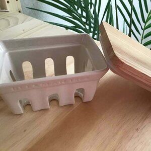 Beekman 1802 Ceramic Soap Dish for 3.5 oz. palm size bars / Brand New